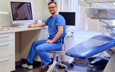 dentist-looking-at-teeth-x-ray-on-the-computer-in-2D